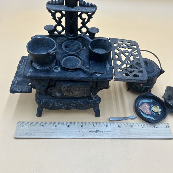 Vintage CRESCENT Cast Iron Salesman Sample Miniature Stove & Accessories - Picture 4 of 9
